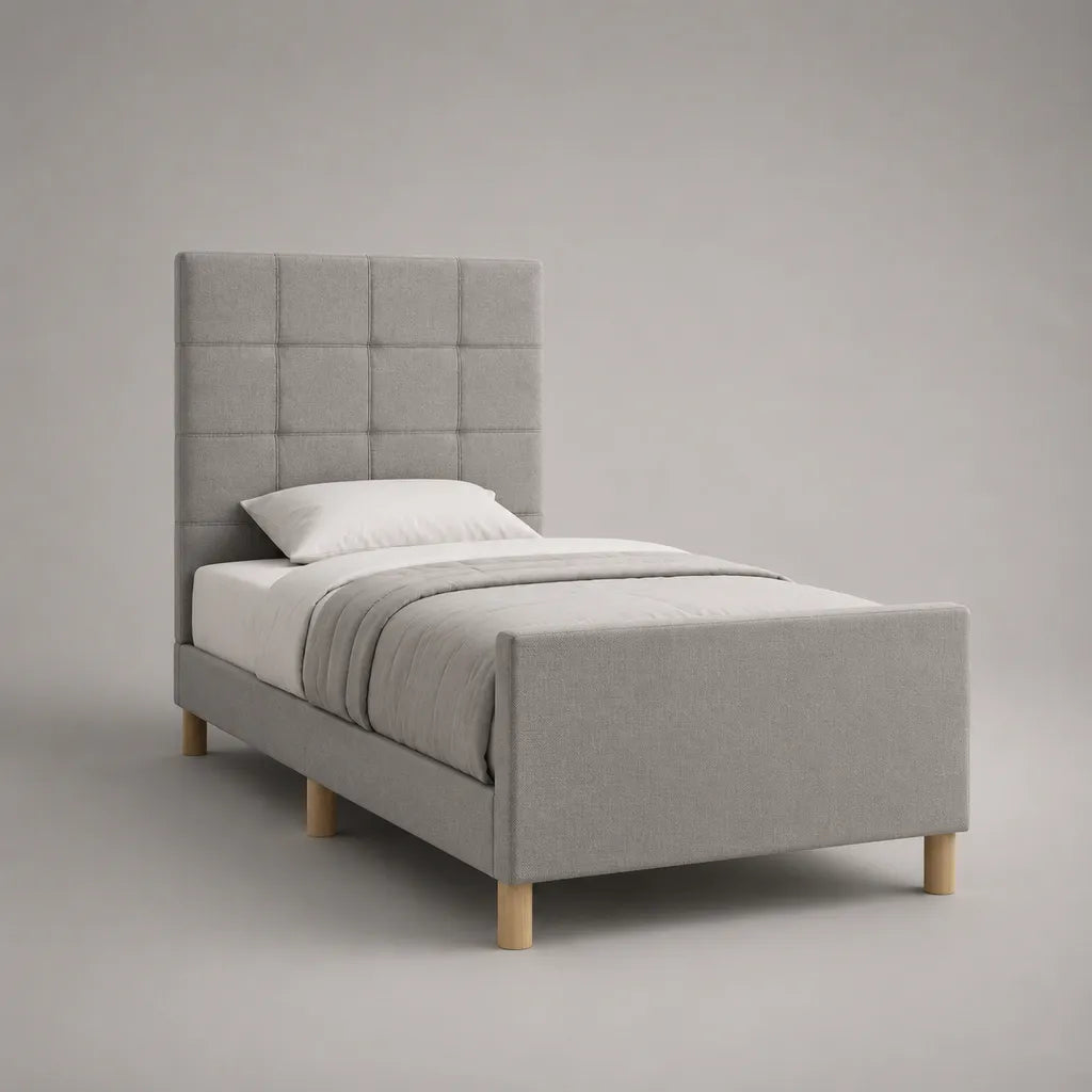 Lit simple rembourré gris clair en tissu, couchage 90 × 190 cm, dimensions 99 × 206 × 120 cm, tête de lit matelassée et pieds en bois