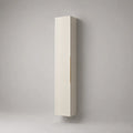Colonne de rangement murale rectangulaire à 1 porte en MDF rainuré blanc cassé avec poignée en aluminium doré, 30 × 25 × 160 cm