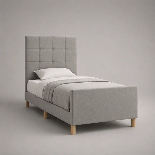 Lit simple rembourré gris clair en tissu, couchage 90 × 190 cm, dimensions 99 × 206 × 120 cm, tête de lit matelassée et pieds en bois